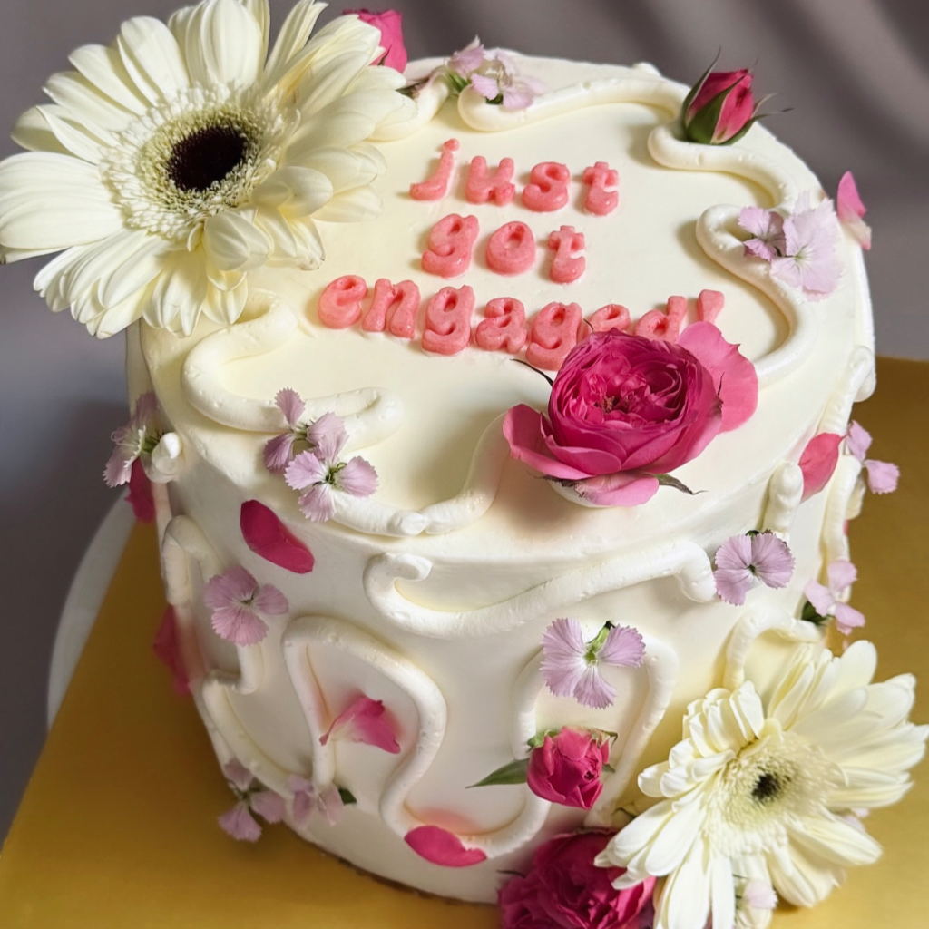 8” Cake with Authentic Flowers💐